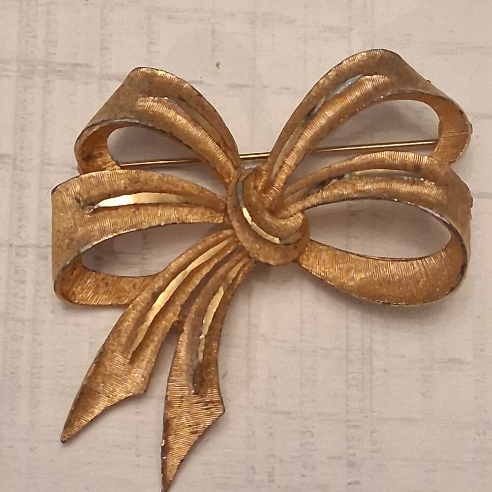 Vintage B.S.K. Branded Textured Brushed Gold-Tone Metal Ribbon Bow Brooch Pin